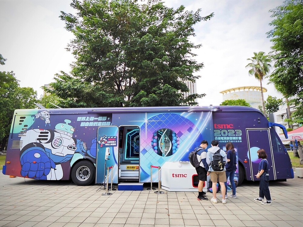 The recruitment bus was parked at Jiangong Campus on Oct 25.